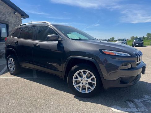 Used 2017 Jeep Cherokee Latitude w/ Comfort/Convenience Group AWD/4WD image 3