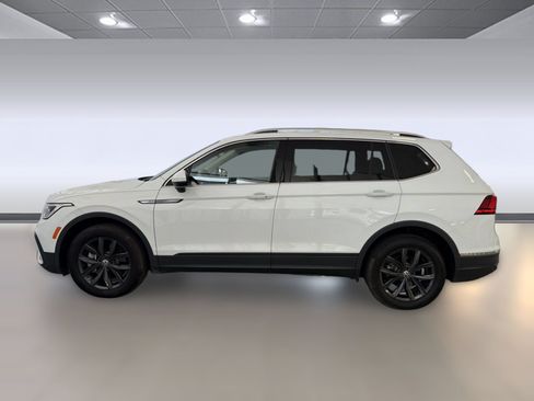 Certified 2024 Volkswagen Tiguan SE FWD image 2