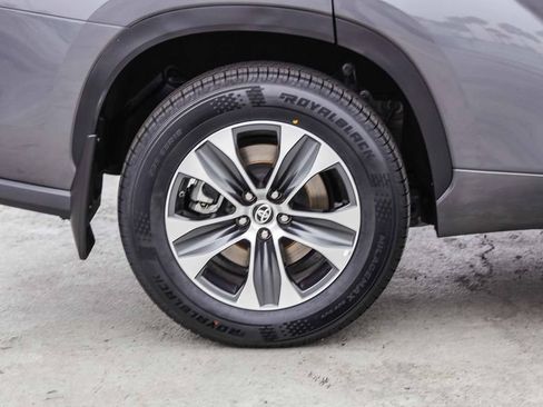 Used 2024 Toyota Highlander XLE AWD/4WD image 12