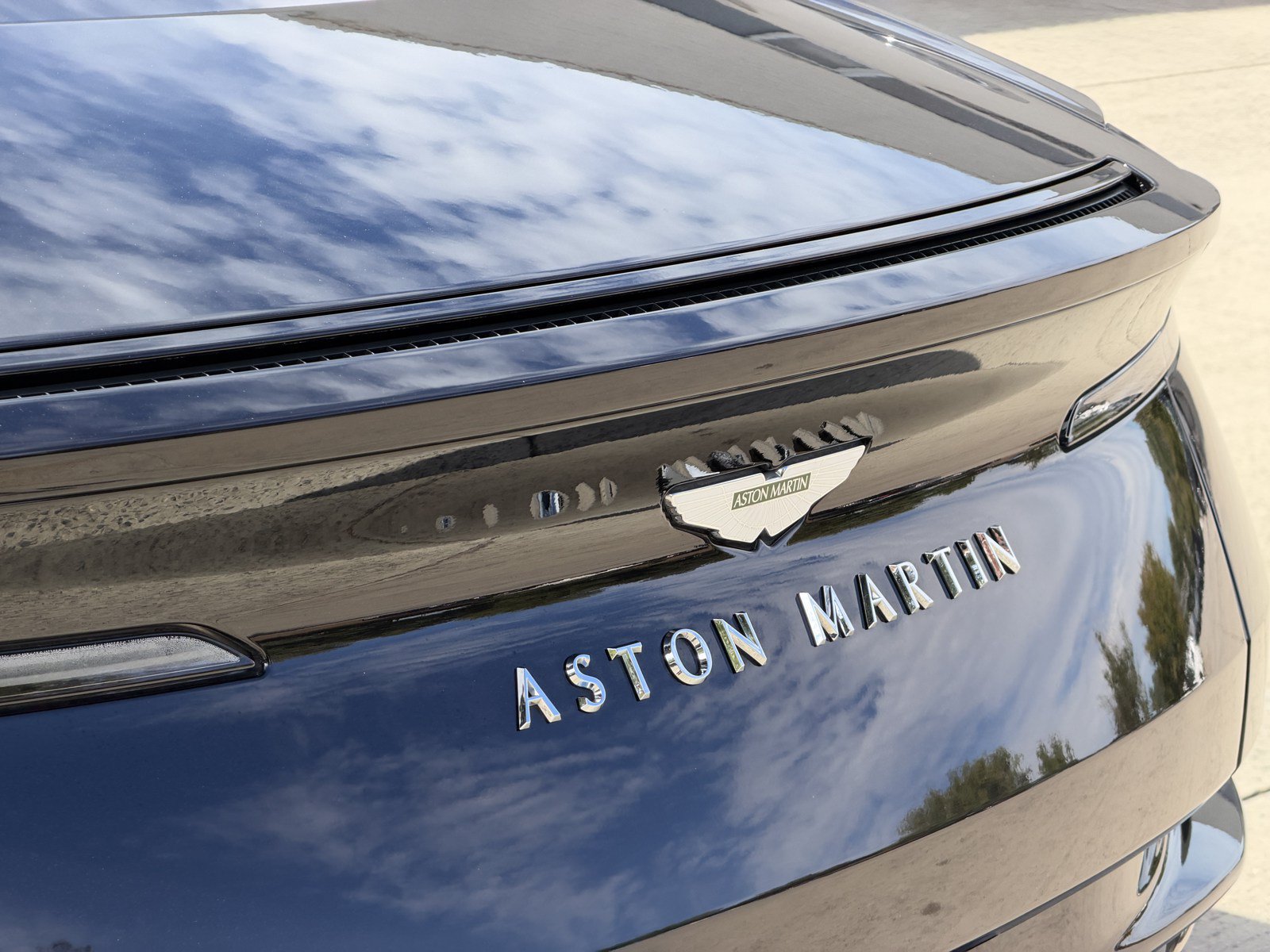 Used 2023 Aston Martin DB11 Coupe RWD image 8