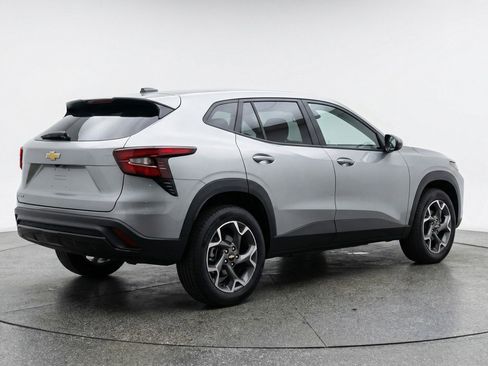 Used 2025 Chevrolet Trax LT w/ LT Convenience Package image 9