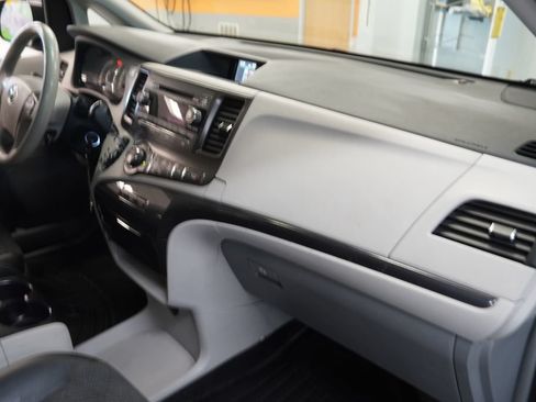 Used 2013 Toyota Sienna SE FWD image 26