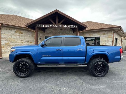 Used 2016 Toyota Tacoma SR5 w/ Towing Package image 2