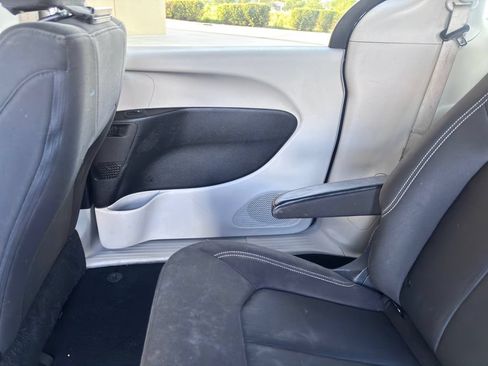 Used 2020 Chrysler Voyager L FWD image 35