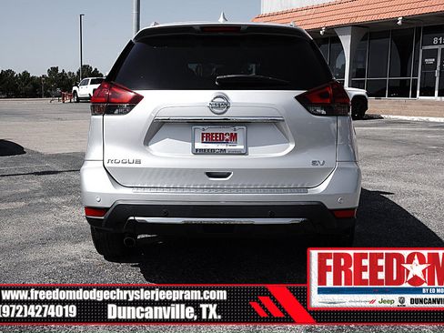 Used 2020 Nissan Rogue SV w/ Premium Package FWD image 4
