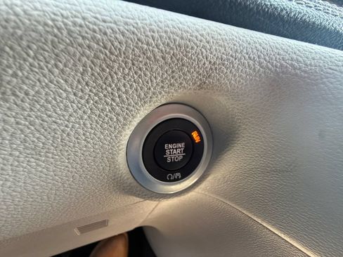 Used 2023 Chrysler Pacifica Touring-L FWD image 33