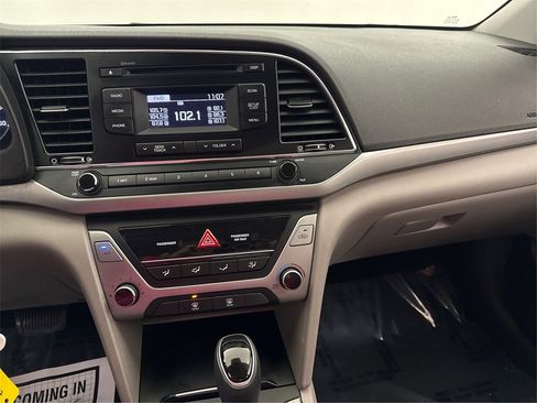 Used 2018 Hyundai Elantra SE image 32