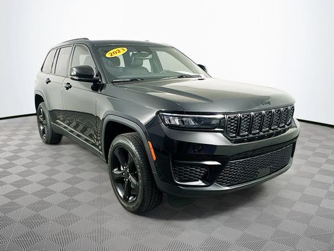 Certified 2023 Jeep Grand Cherokee Altitude AWD/4WD image 2