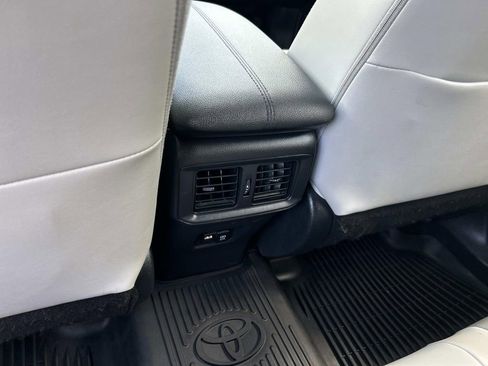 Used 2021 Toyota RAV4 XLE Premium image 20