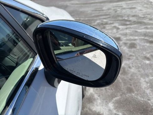 Used 2023 Chrysler Pacifica Limited FWD image 6