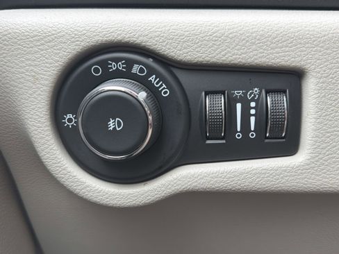 Used 2024 Chrysler Pacifica Touring-L image 26