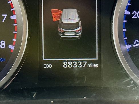 Used 2019 Toyota Highlander LE image 13