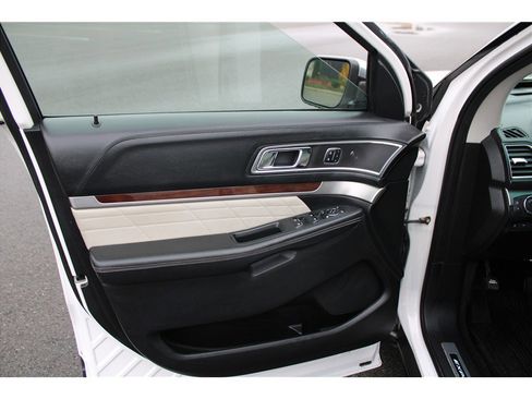 Used 2017 Ford Explorer Platinum image 7