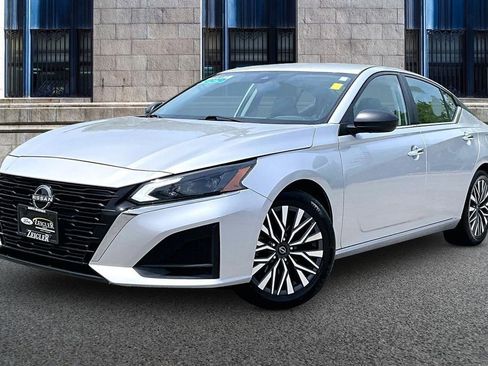 Used 2024 Nissan Altima 2.5 SV FWD image 2