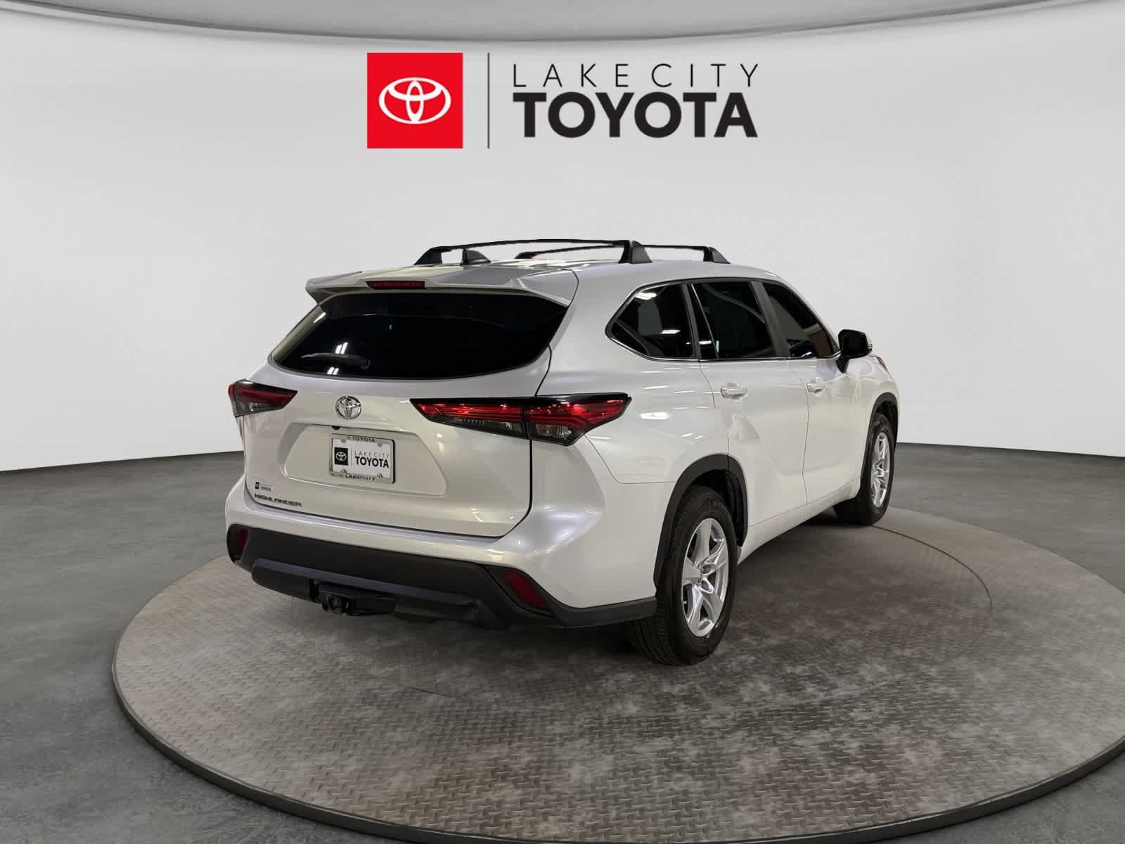 Used 2023 Toyota Highlander L FWD image 9