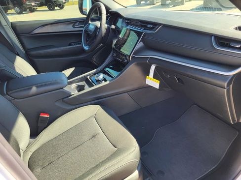 New 2025 Jeep Grand Cherokee Laredo w/ Luxury Tech Group I image 9