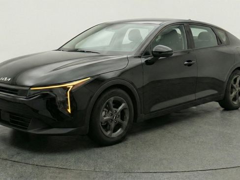 Used 2025 Kia K4 LXS image 3