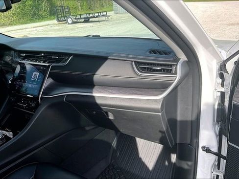 Used 2023 Jeep Grand Cherokee Limited w/ Black Appearance Package image 16