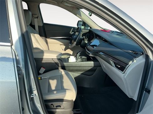 Certified 2023 Cadillac XT4 Luxury w/ Cold Weather Package image 15