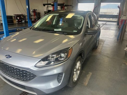 Certified 2022 Ford Escape SE w/ Convenience Package FWD image 2