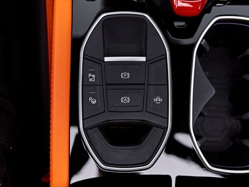 Used 2025 Lamborghini Urus Performante AWD/4WD image 82