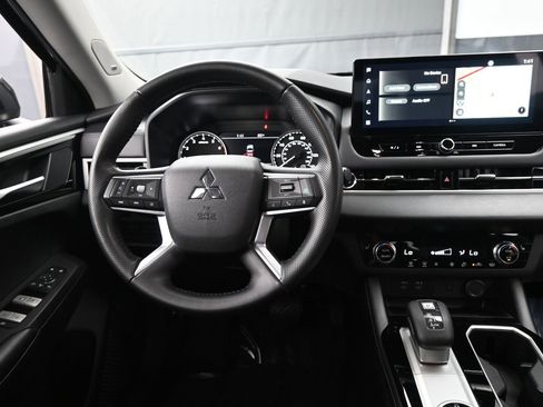 Used 2025 Mitsubishi Outlander AWD image 12