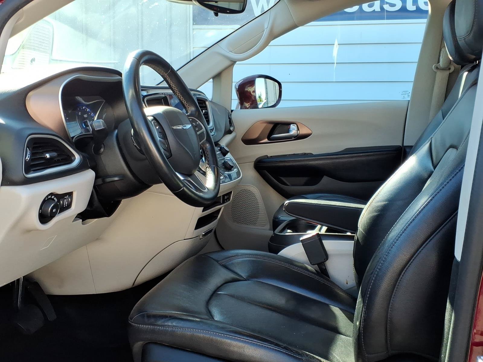 Used 2017 Chrysler Pacifica Touring-L FWD image 7