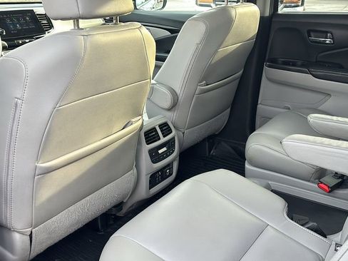 Used 2019 Honda Pilot Touring image 32