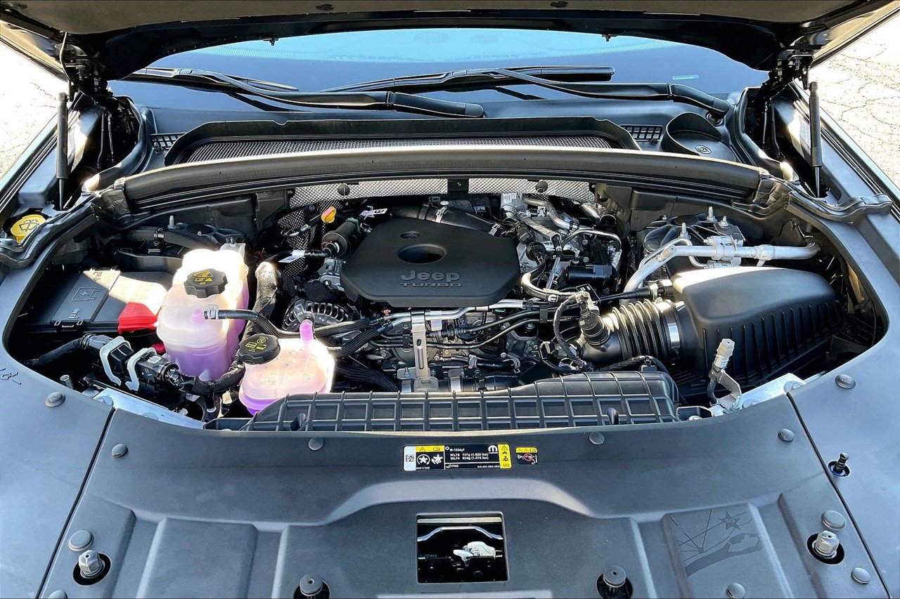 New 2027 Jeep Grand Cherokee Altitude RWD image 32