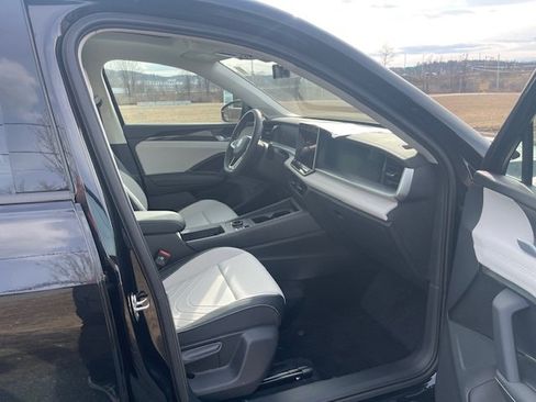 New 2025 Volkswagen Tiguan SE AWD/4WD image 9