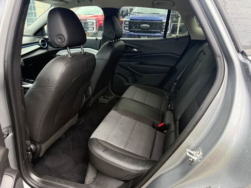 Used 2025 Chevrolet Trax LT w/ LT Convenience Package FWD image 10