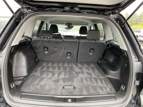 Used 2023 Jeep Grand Cherokee Laredo image 5