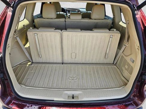Used 2019 Toyota Highlander XLE FWD image 6