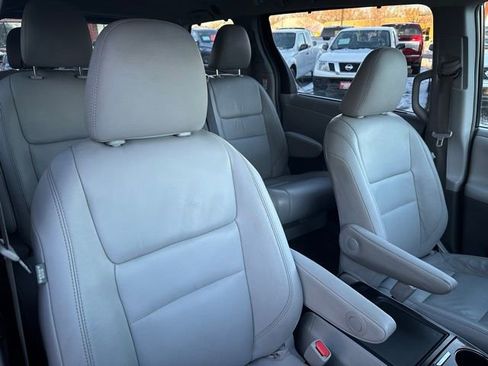 Used 2015 Toyota Sienna XLE image 32