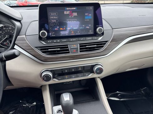 Used 2025 Nissan Altima 2.5 SV FWD image 17