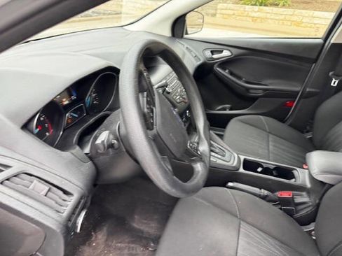 Used 2018 Ford Focus SE w/ SE Appearance Package image 33