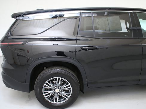 Used 2024 Chevrolet Traverse LS w/ LPO, Floor Liner Package AWD/4WD image 9