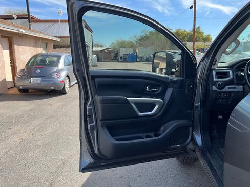 Used 2018 Nissan Titan PRO-4X w/ Pro-4x Convenience Package image 12