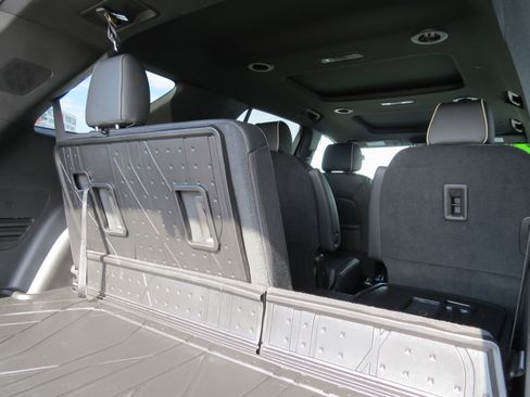 Certified 2023 Chevrolet Traverse Premier w/ Redline Edition image 16