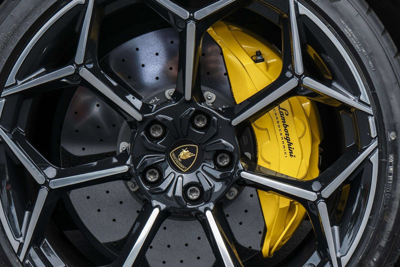 Used 2024 Lamborghini Urus Performante AWD/4WD image 9