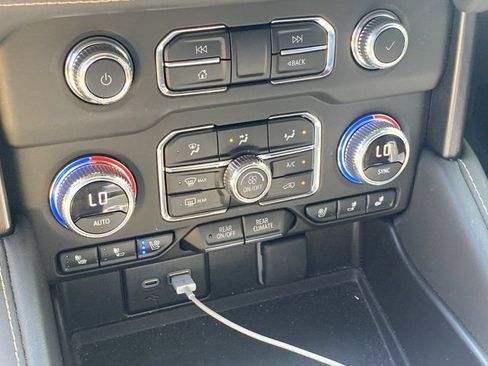 Used 2024 GMC Yukon AT4 w/ Technology Package AWD/4WD image 32