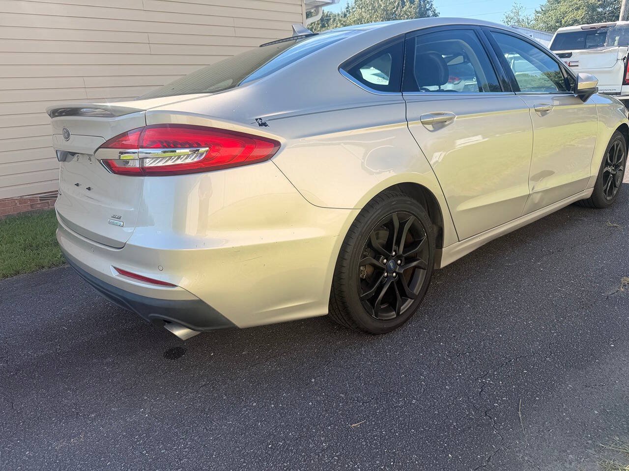 Used 2019 Ford Fusion SE w/ Equipment Group 151A FWD image 6