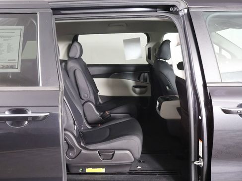 Used 2022 Kia Carnival LX FWD image 28