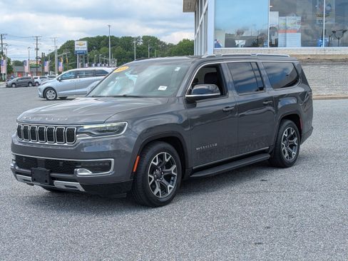 Used 2023 Jeep Wagoneer L Series III w/ Preferred Equipment Group AWD/4WD image 4