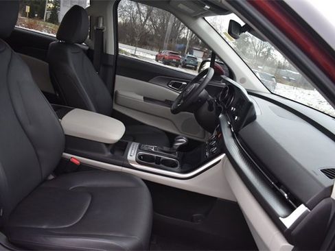 Used 2024 Kia Carnival LX image 12