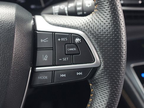 Used 2023 Toyota Sienna XLE Woodland Edition image 12