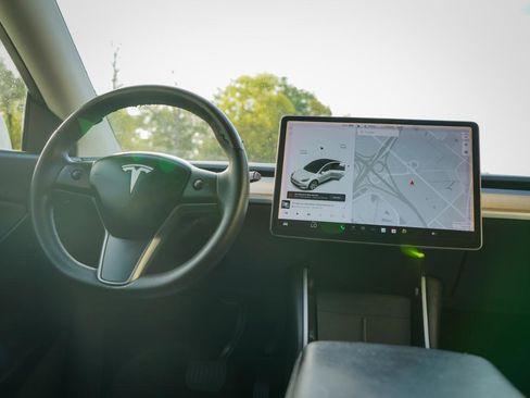 Used 2020 Tesla Model Y Long Range image 9