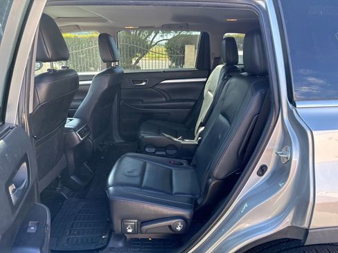 Used 2019 Toyota Highlander XLE image 17
