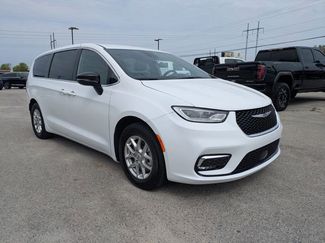 Used 2025 Chrysler Pacifica Select video 2