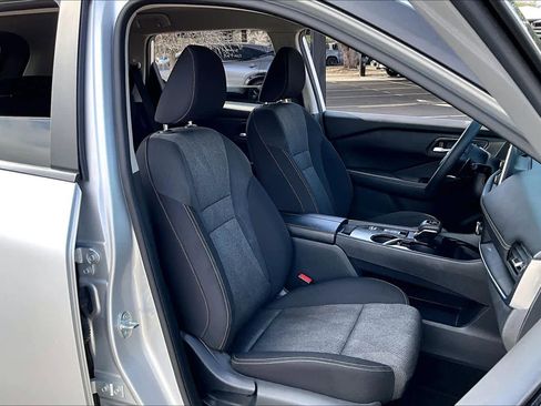 Used 2024 Nissan Rogue SV image 8